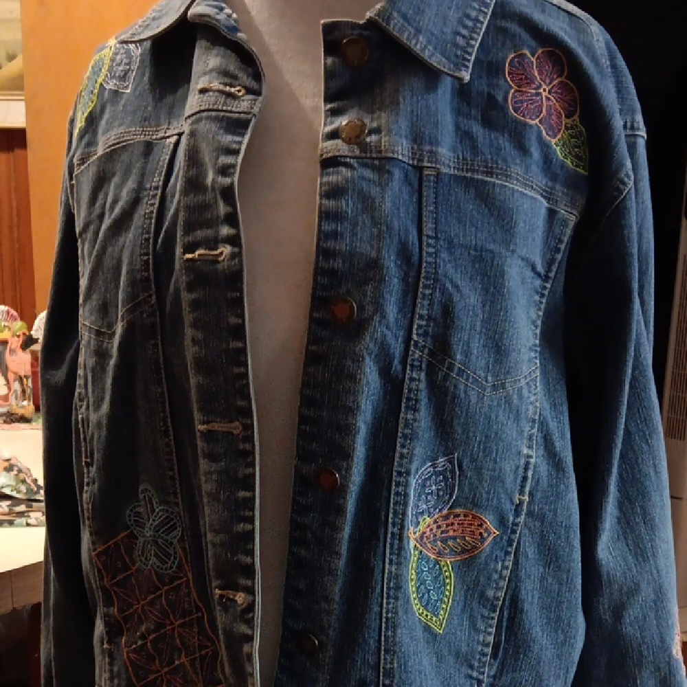 Blassport Jean Jacket Xl Has Flowers And Leaves Embroidered On It
